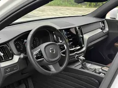 2021 Volvo XC60 T5 4WD Luxury, белый — фото 4