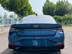 2022 Hyundai Elantra 1.5L CVT LUX Premium, синий — фото 5