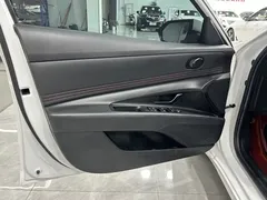 2021 Hyundai Elantra 240TGDi DCT LUX Premium, белый — фото 10
