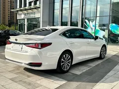 2022 Lexus ES 300h, белый — фото 4