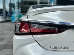 2022 Lexus ES 300h, белый — фото 9