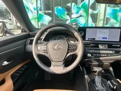 2022 Lexus ES 300h, белый — фото 21