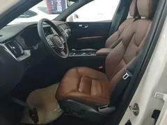 2023 Volvo XC60 4WD Luxury, белый — фото 15