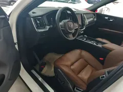 2023 Volvo XC60 4WD Luxury, белый — фото 16