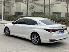 2021 Lexus ES 300h Premium, белый — фото 4