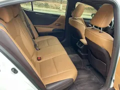 2021 Lexus ES 300h Premium, белый — фото 6