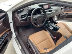 2021 Lexus ES 300h Premium, белый — фото 12