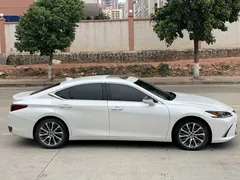 2021 Lexus ES 300h Premium, белый — фото 14