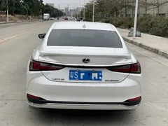 2021 Lexus ES 300h Premium, белый — фото 15