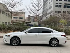 2021 Lexus ES 300h Premium, белый — фото 16