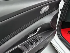 2023 Hyundai Elantra 1.5L CVT LUX Premium, белый — фото 9