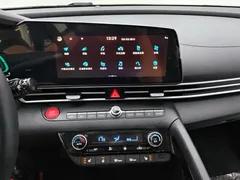2023 Hyundai Elantra 1.5L CVT LUX Premium, белый — фото 12