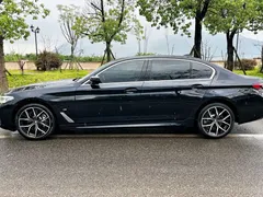 2023 BMW 5 Series 5 530Li M, чёрный — фото 3