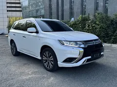 2021 Mitsubishi Outlander 2.0L 2WD 5, белый — фото 2