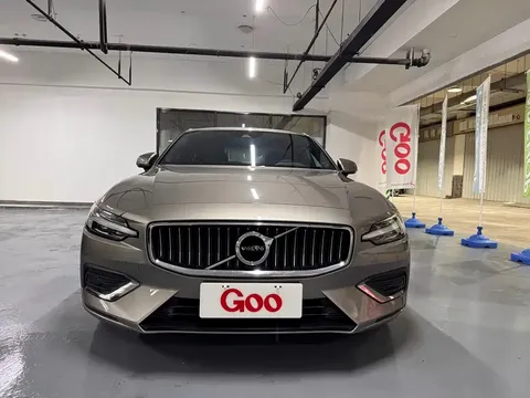 2022 Volvo S60 B4 Luxury