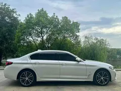 2021 BMW 5 Series 5 530Li M, белый — фото 3