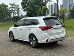 2021 Mitsubishi Outlander 2.4L 4WD 7, белый — фото 13