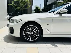 2022 BMW 5 Series 5 530Li xDrive M, белый — фото 21