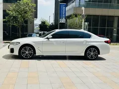 2023 BMW 5 Series 5 530Li M, белый — фото 4