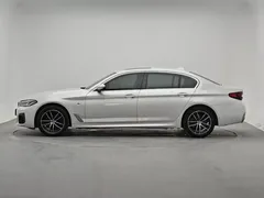 2022 BMW 5 Series 5 525Li M, белый — фото 2