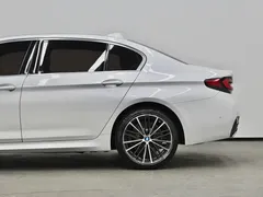 2021 BMW 5 Series 5 530Li M, белый — фото 24