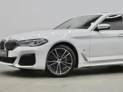 2021 BMW 5 Series 5 530Li M, белый — фото 28