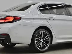 2021 BMW 5 Series 5 530Li M, белый — фото 35
