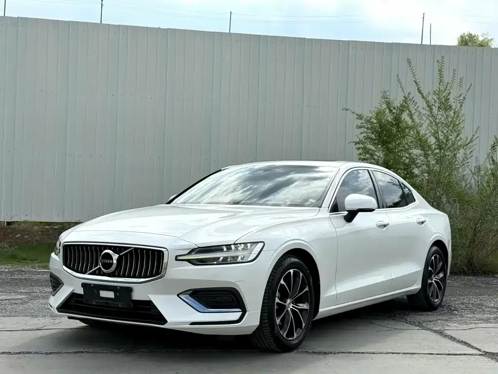 2022 Volvo S60 B4 Luxury