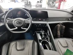 2022 Hyundai Elantra 1.5L CVT LUX Premium — фото 10