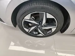 2022 Hyundai Elantra 1.5L CVT LUX Premium — фото 23
