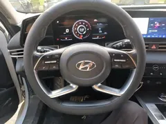 2021 Hyundai Elantra 1.5L CVT LUX Premium, белый — фото 3