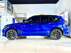 2022 BMW X5 M, синий — фото 4