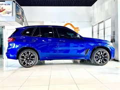 2022 BMW X5 M, синий — фото 10