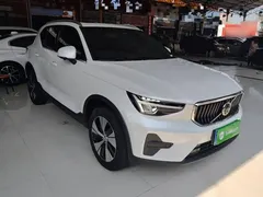 2023 Volvo XC40 Luxury, белый — фото 4