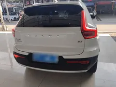 2023 Volvo XC40 Luxury, белый — фото 6