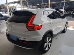 2023 Volvo XC40 Luxury, белый — фото 7