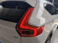 2023 Volvo XC40 Luxury, белый — фото 8