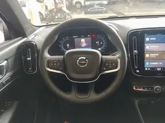 2023 Volvo XC40 Luxury, белый — фото 11