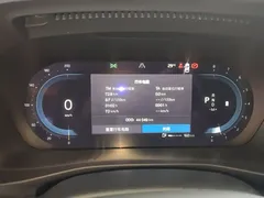 2023 Volvo XC40 Luxury, белый — фото 12