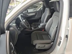 2023 Volvo XC40 Luxury, белый — фото 15