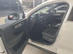 2023 Volvo XC40 Luxury, белый — фото 16