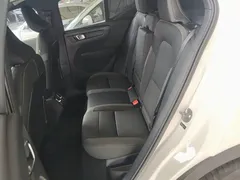 2023 Volvo XC40 Luxury, белый — фото 17