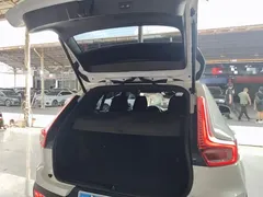 2023 Volvo XC40 Luxury, белый — фото 19