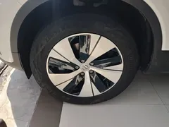 2023 Volvo XC40 Luxury, белый — фото 23