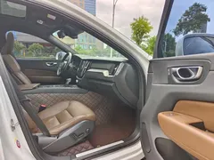 2021 Volvo XC60 4WD Luxury, белый — фото 17