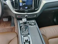 2021 Volvo XC60 4WD Luxury, белый — фото 19