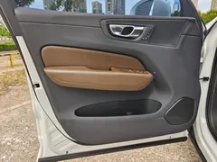 2021 Volvo XC60 4WD Luxury, белый — фото 23