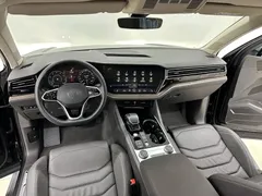 2022 Volkswagen Touareg 3.0TSI Black Sport Package, чёрный — фото 11