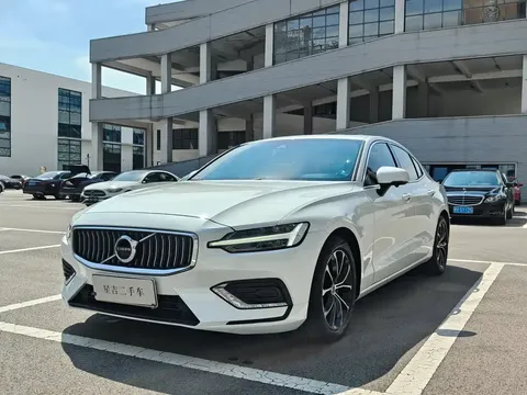 2022 Volvo S60 B4 Luxury