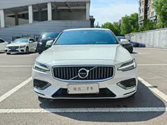 2022 Volvo S60 B4 Luxury, белый — фото 2